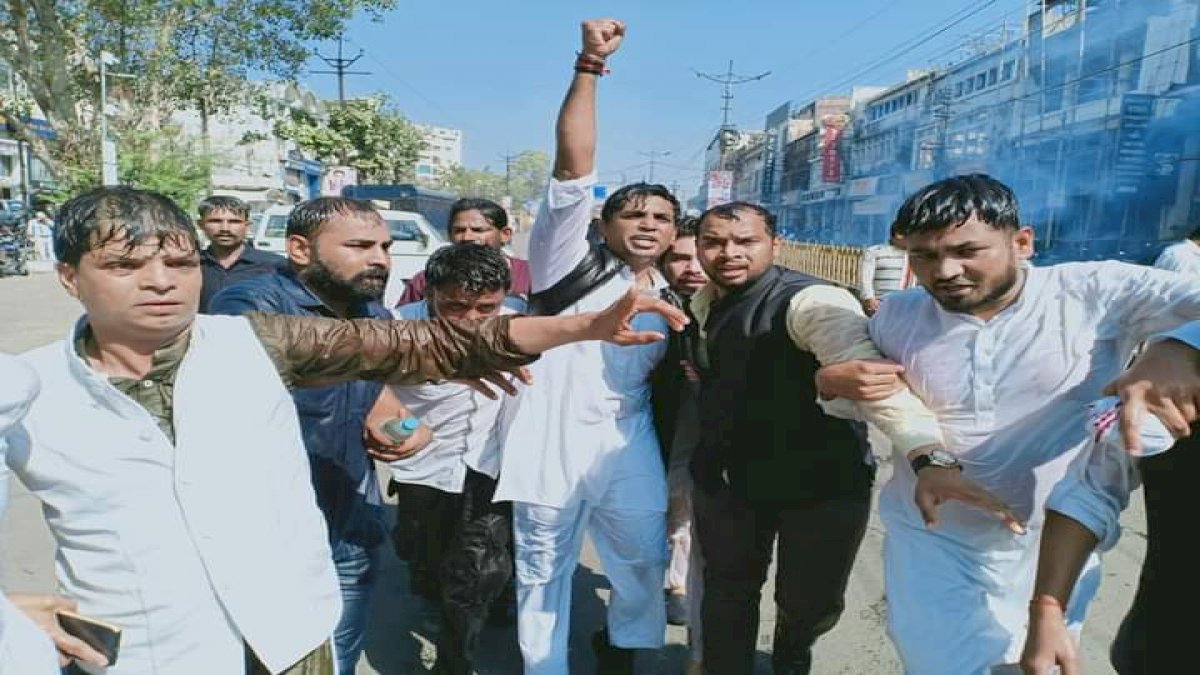 कांग्रेस के प्रदर्शन पर लाठीचार्ज के बाद बोले विक्रांत भूरिया, हम लाठी-डंडों से डरने वाले नहीं कांग्रेस के प्रदर्शन पर लाठीचार्ज के बाद बोले विक्रांत भूरिया, हम लाठी-डंडों से डरने वाले नहीं