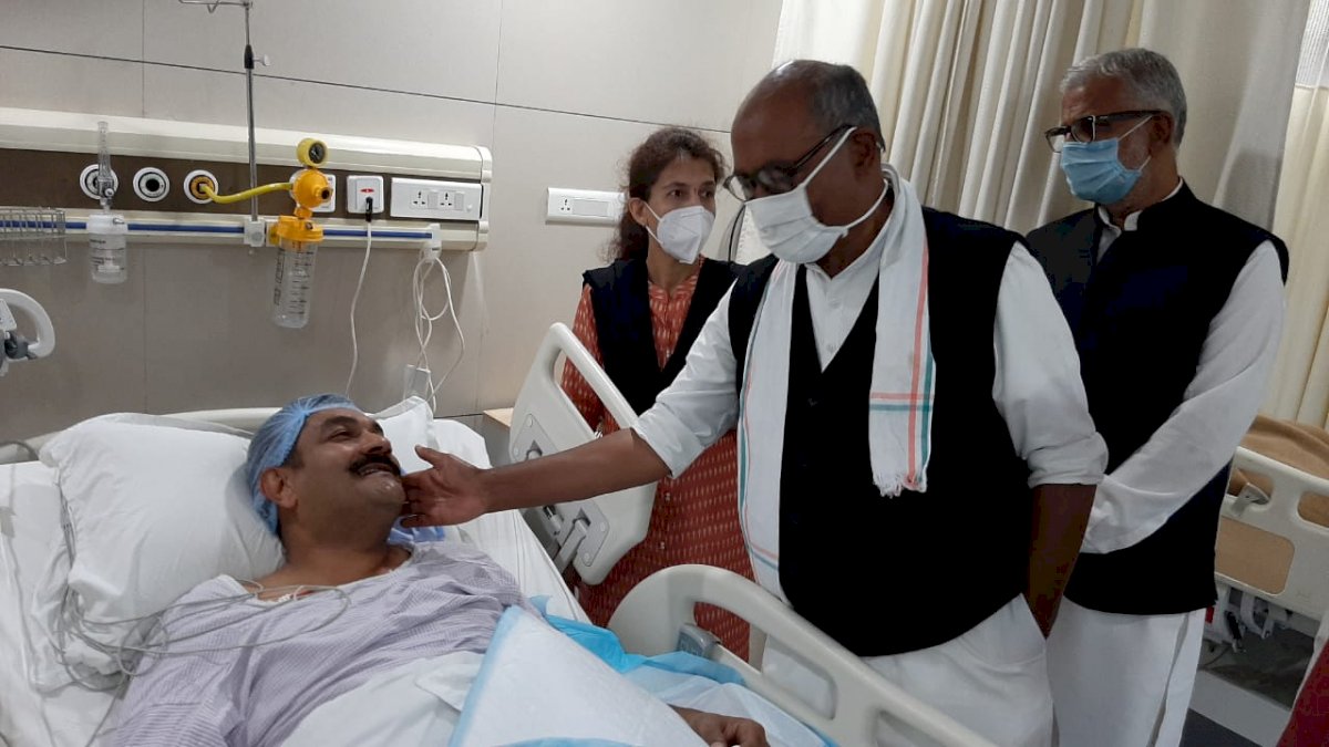 लाठीचार्ज के दौरान कार्यकर्ता की कटी उंगली, दिग्विजय सिंह ने अस्पताल जाकर बढ़ाया हौसला लाठीचार्ज के दौरान कार्यकर्ता की कटी उंगली, दिग्विजय सिंह ने अस्पताल जाकर बढ़ाया हौसला