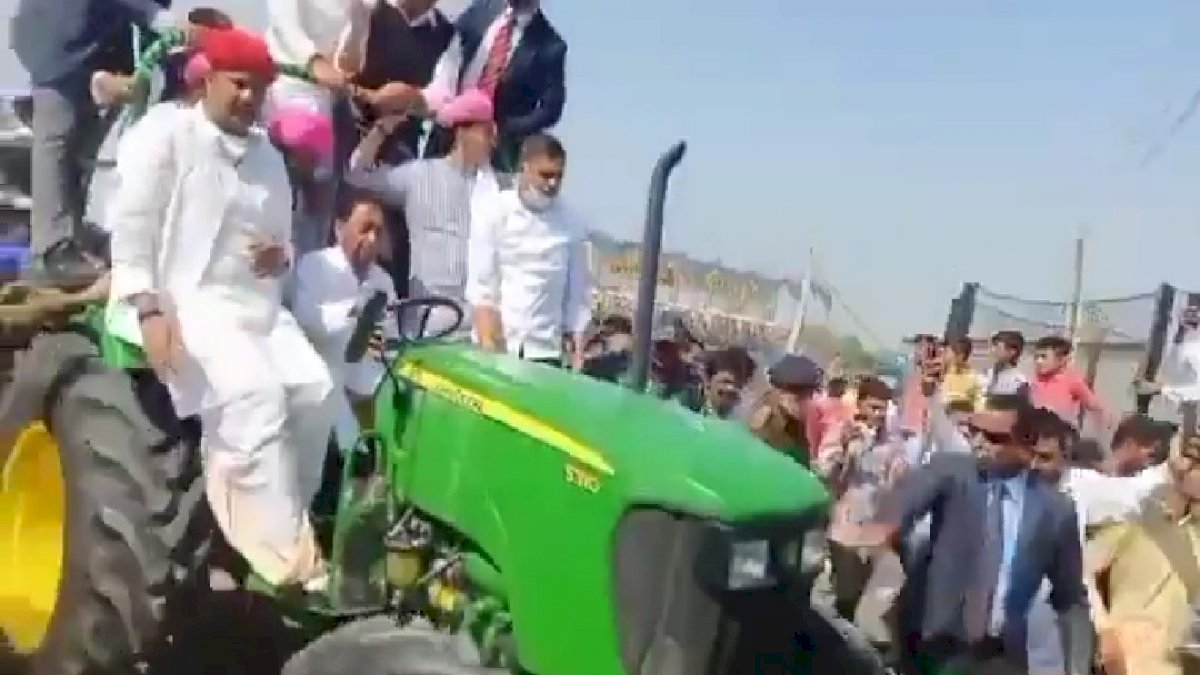 कमल नाथ के नेतृत्व में कांग्रेस की रैली, किसानों के समर्थन में 3 हज़ार ट्रैक्टरों के साथ प्रदर्शन कमल नाथ के नेतृत्व में कांग्रेस की रैली, किसानों के समर्थन में 3 हज़ार ट्रैक्टरों के साथ प्रदर्शन