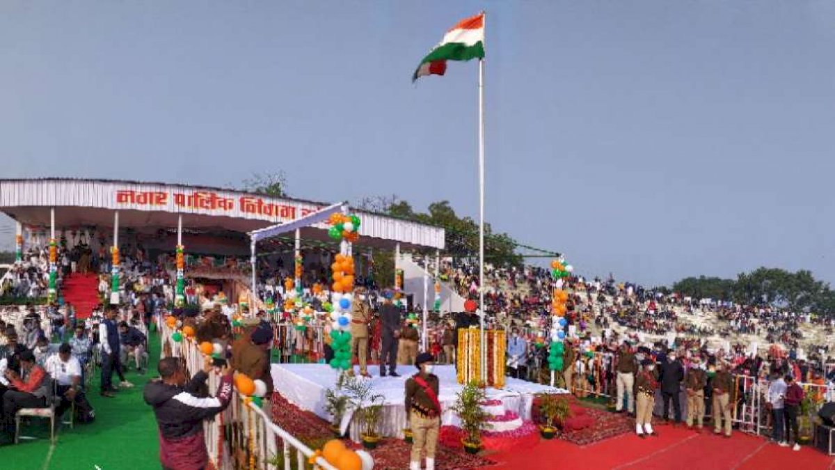 खंडवा में वन मंत्री विजय शाह ने फहराया झंडा, कई विभागों ने दिखाईं झांकियां खंडवा में वन मंत्री विजय शाह ने फहराया झंडा, कई विभागों ने दिखाईं झांकियां