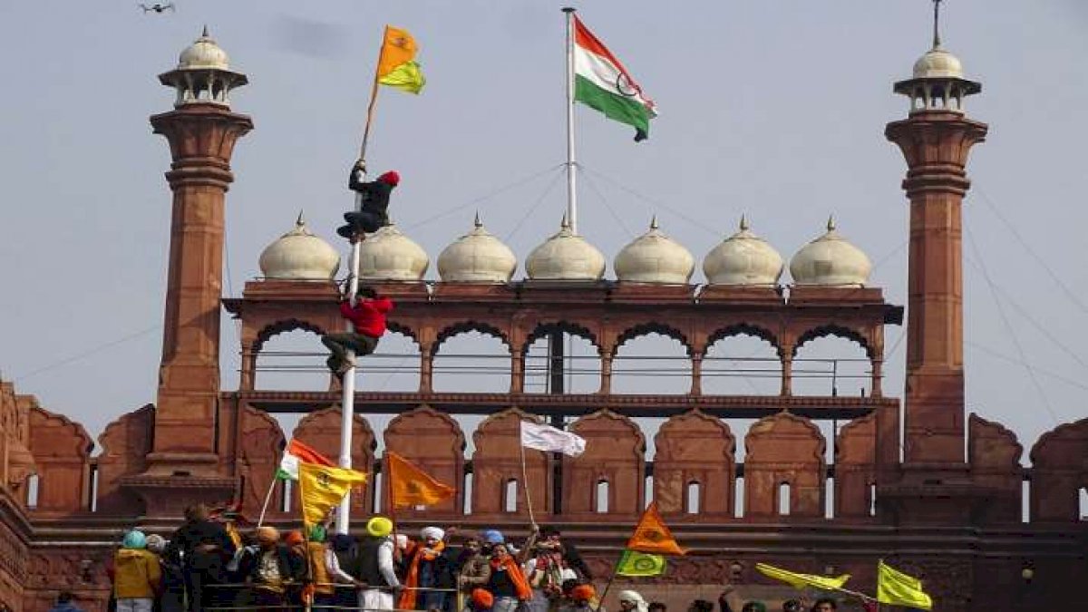 गणतंत्र दिवस हिंसा में घायल पुलिस वालों की संख्या बढ़कर 313 हुई, अब तक 22 FIR दर्ज गणतंत्र दिवस हिंसा में घायल पुलिस वालों की संख्या बढ़कर 313 हुई, अब तक 22 FIR दर्ज
