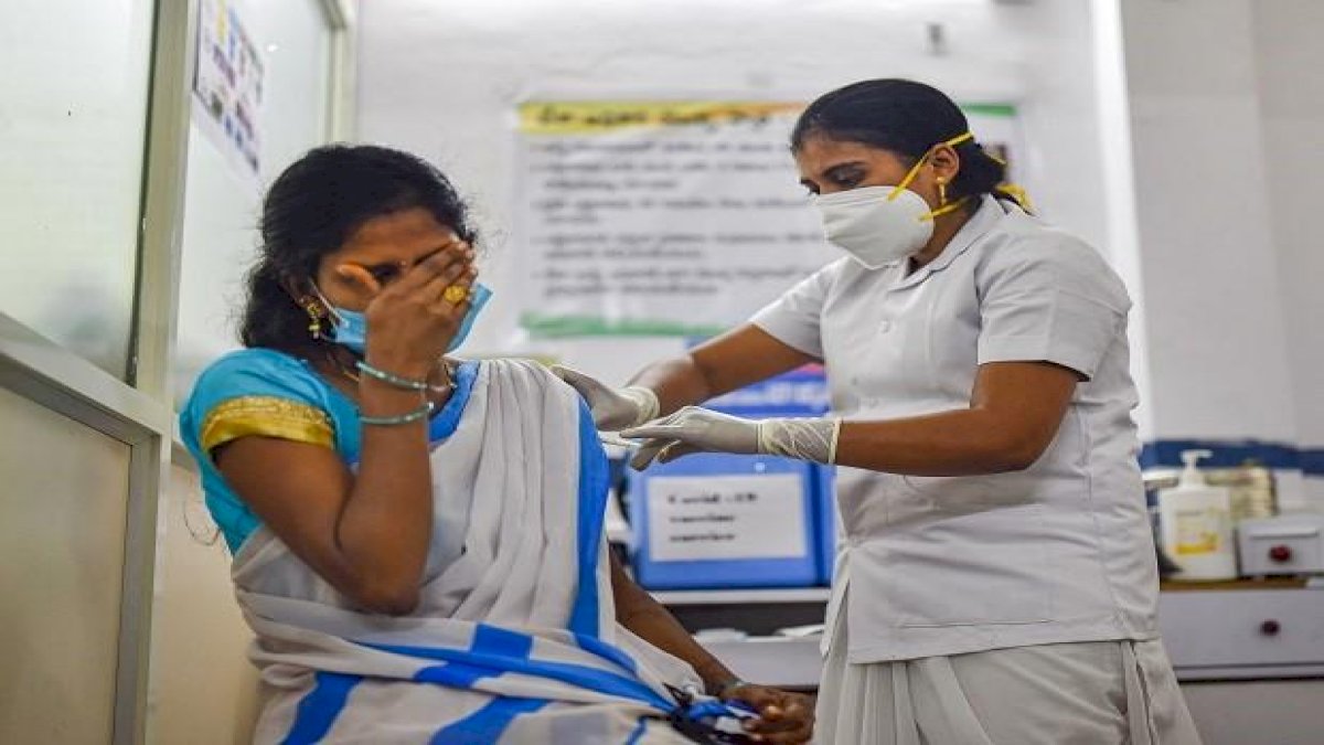 देश में पूरा नहीं हो रहा टीकाकरण का लक्ष्य, वैक्सीन के बारे में हिचक बरकरार देश में पूरा नहीं हो रहा टीकाकरण का लक्ष्य, वैक्सीन के बारे में हिचक बरकरार
