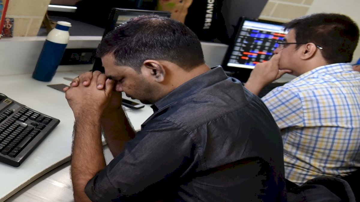 चौतरफ़ा बिकवाली से बाज़ार हुआ धड़ाम, एक दिन में निवेशकों के 2.66 लाख करोड़ डूबे चौतरफ़ा बिकवाली से बाज़ार हुआ धड़ाम, एक दिन में निवेशकों के 2.66 लाख करोड़ डूबे