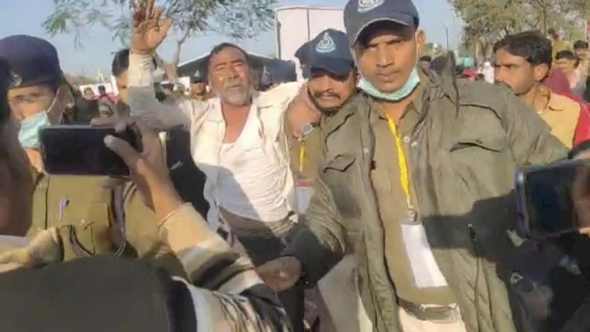 देवास: मुख्यमंत्री शिवराज की सभा में किसान ने की खुदकुशी की कोशिश देवास: मुख्यमंत्री शिवराज की सभा में किसान ने की खुदकुशी की कोशिश