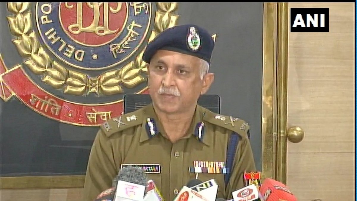 दिल्ली पुलिस ने किसान नेताओं पर तो खुलकर लगाए आरोप, लेकिन दीप सिद्धू का नाम तक नहीं लिया दिल्ली पुलिस ने किसान नेताओं पर तो खुलकर लगाए आरोप, लेकिन दीप सिद्धू का नाम तक नहीं लिया