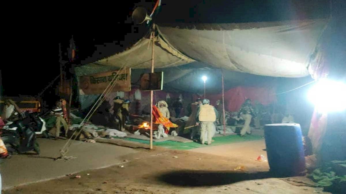 यूपी पुलिस ने देर रात खाली कराया बागपत बॉर्डर, कांग्रेस ने कहा, ज़ुल्म की टहनी कभी फलती नहीं यूपी पुलिस ने देर रात खाली कराया बागपत बॉर्डर, कांग्रेस ने कहा, ज़ुल्म की टहनी कभी फलती नहीं