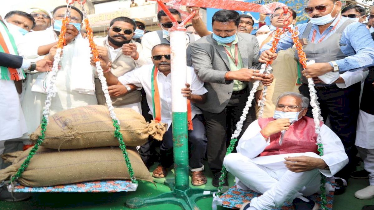 Chhattisgarh: मुख्यमंत्री भूपेश बघेल ने कांकेर की गलियों में मांगा दान Chhattisgarh: मुख्यमंत्री भूपेश बघेल ने कांकेर की गलियों में मांगा दान