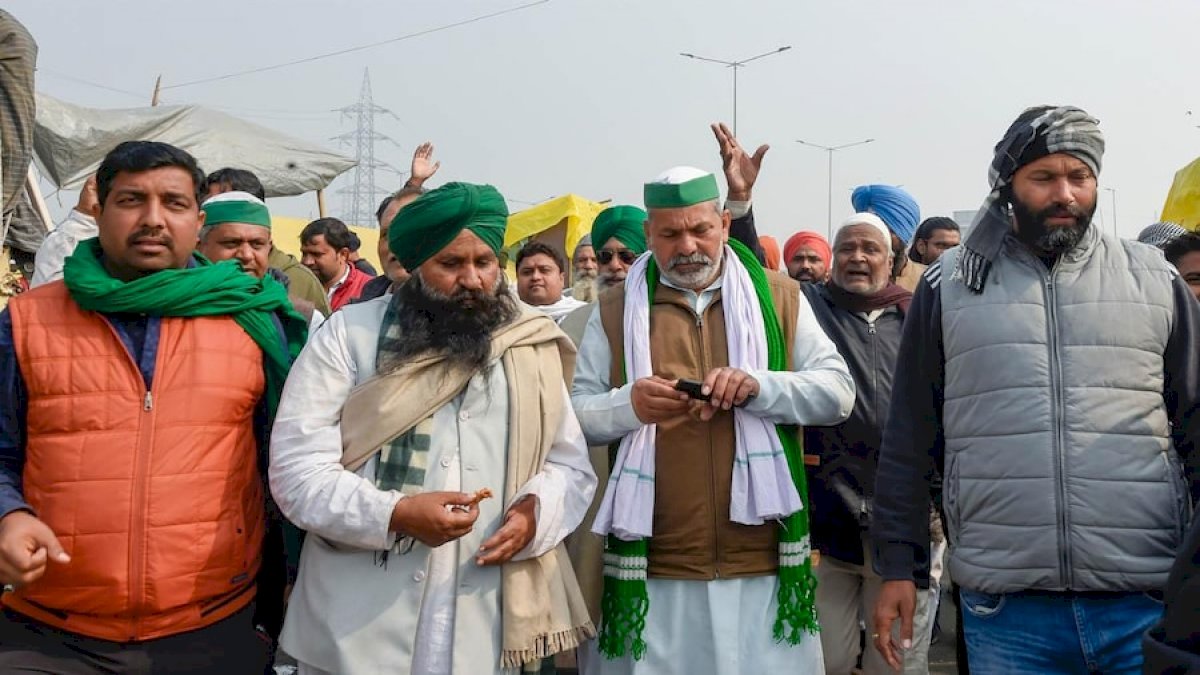 Farmer Protest Live: गाज़ीपुर बॉर्डर पर धारा 144 लागू, RAF और पुलिस ने पूरे इलाक़े को घेरा Farmer Protest Live: गाज़ीपुर बॉर्डर पर धारा 144 लागू, RAF और पुलिस ने पूरे इलाक़े को घेरा