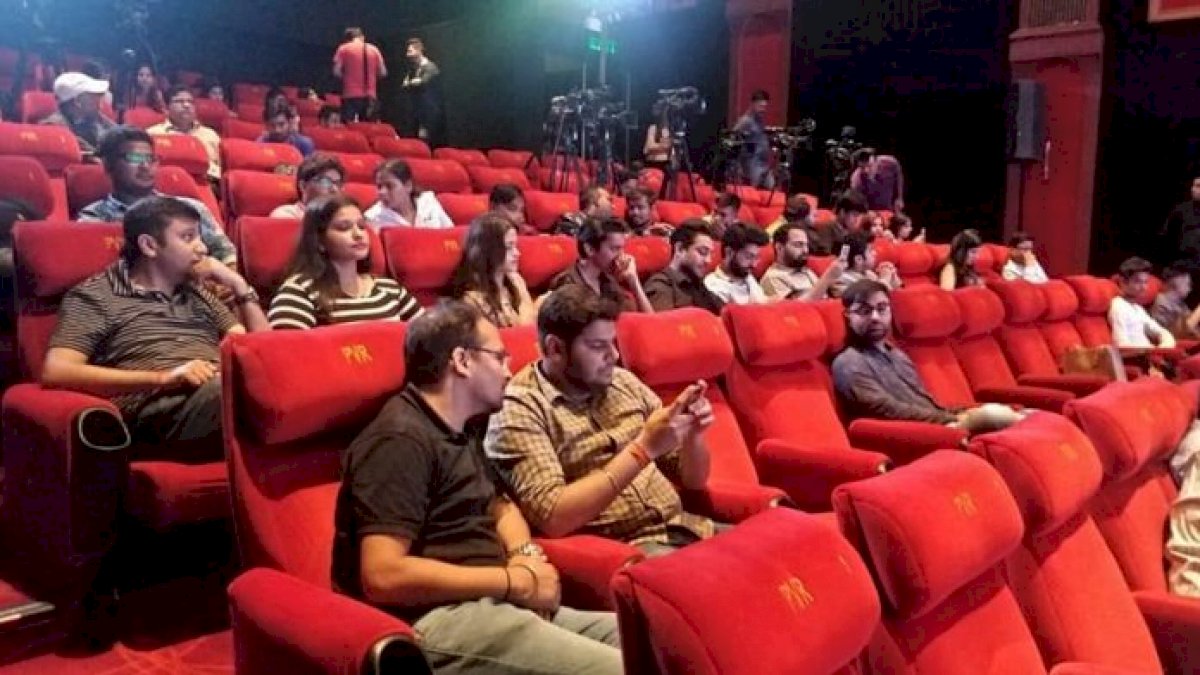 सिनेमा प्रेमियों के लिए बड़ी खुशखबरी, आज से सौ फीसदी क्षमता के साथ खुलेंगे सिनेमा हॉल सिनेमा प्रेमियों के लिए बड़ी खुशखबरी, आज से सौ फीसदी क्षमता के साथ खुलेंगे सिनेमा हॉल
