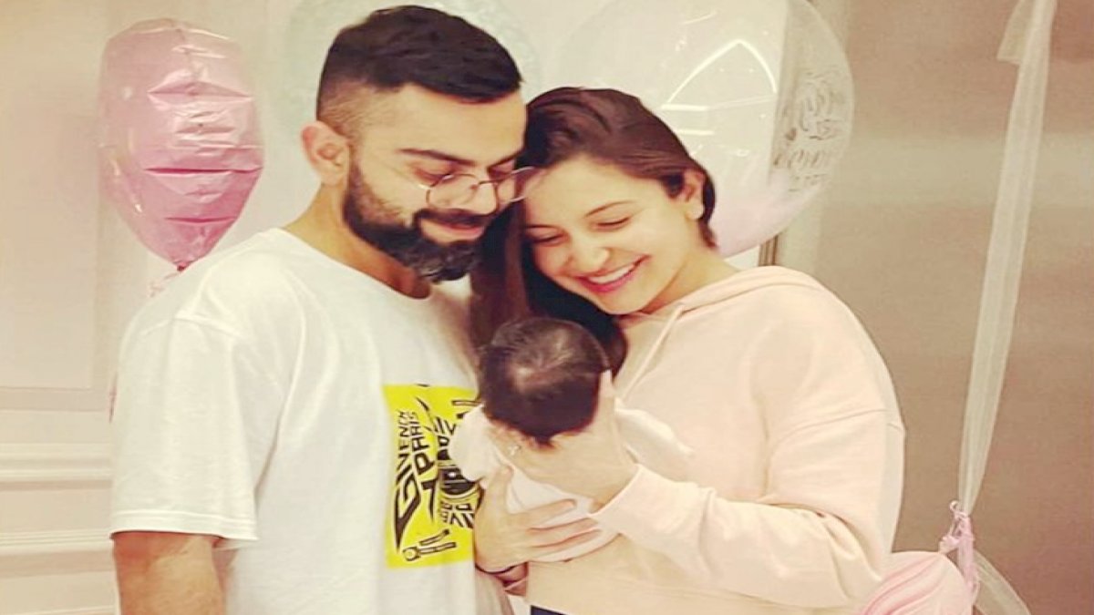 सामने आई विरुष्का की बेटी की पहली तस्वीर, फैंस बोले क्यूटनेस ओवरलोडेड सामने आई विरुष्का की बेटी की पहली तस्वीर, फैंस बोले क्यूटनेस ओवरलोडेड