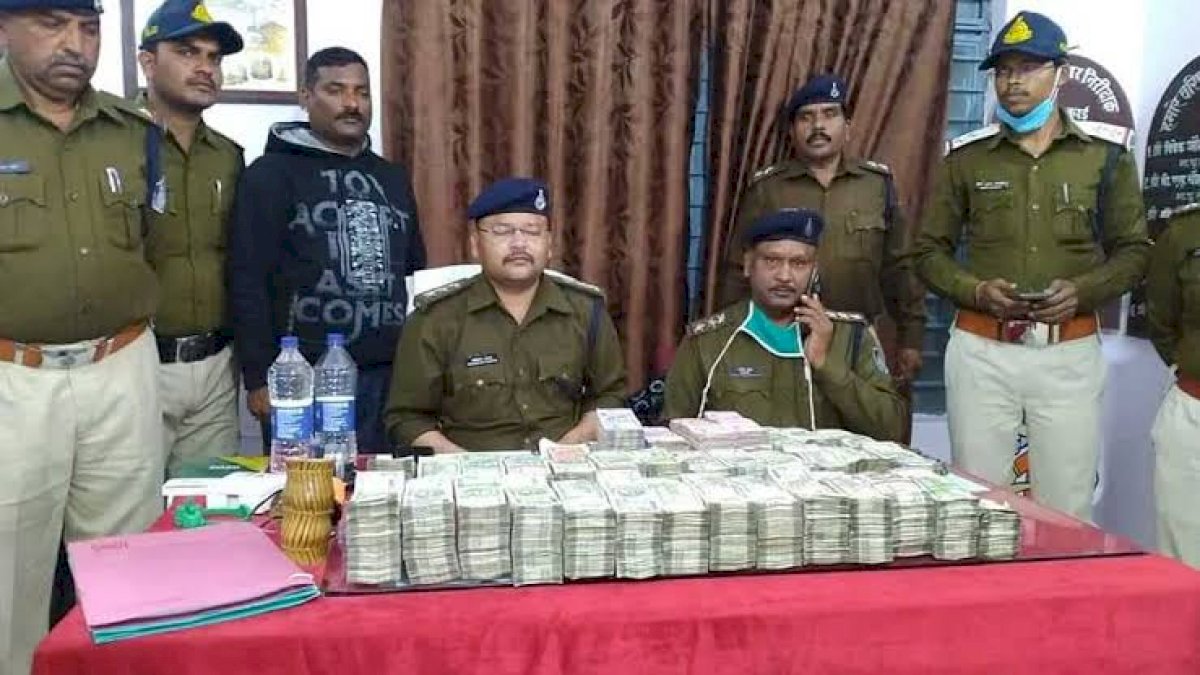 Seoni, Madhya Pradesh: कार से उड़ रहे थे जलते हुए नोट, 1.74 करोड़ के कैश के साथ तीन लोग गिरफ्तार Seoni, Madhya Pradesh: कार से उड़ रहे थे जलते हुए नोट, 1.74 करोड़ के कैश के साथ तीन लोग गिरफ्तार