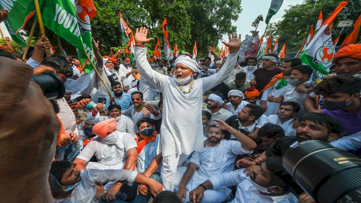 किसानों के समर्थन में यूथ कांग्रेस का दिल्ली कूच, 50 हजार कार्यकर्ताओं के साथ संसद घेरने की तैयारी किसानों के समर्थन में यूथ कांग्रेस का दिल्ली कूच, 50 हजार कार्यकर्ताओं के साथ संसद घेरने की तैयारी