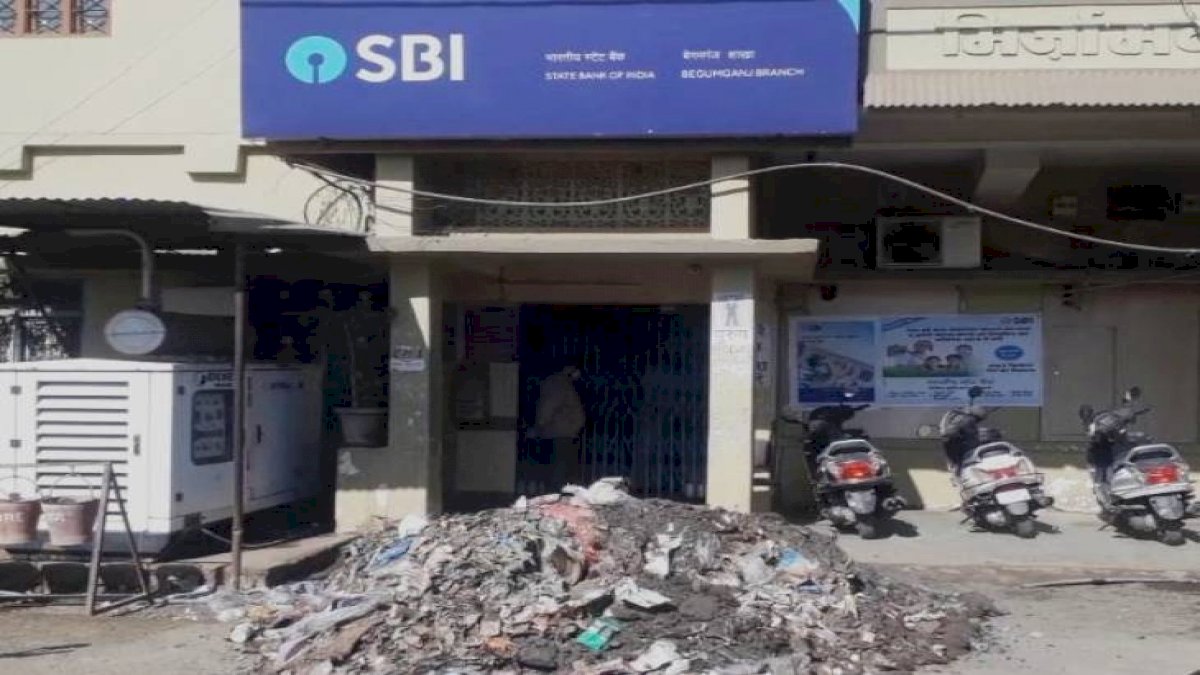 एमपी में दिखा विरोध का अजब तरीक़ा, बैंकों ने रोका लोन तो नगरपालिका ने गेट पर उड़ेल दिया कचरे का ढेर एमपी में दिखा विरोध का अजब तरीक़ा, बैंकों ने रोका लोन तो नगरपालिका ने गेट पर उड़ेल दिया कचरे का ढेर