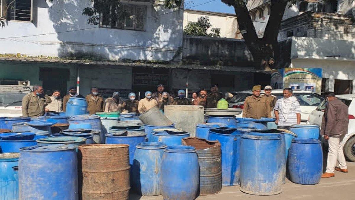 Bhopal: अवैध शराब का जखीरा बरामद, आबकारी विभाग ने नष्ट की 21 हजार किलो महुआ लहान और 530 लीटर शराब Bhopal: अवैध शराब का जखीरा बरामद, आबकारी विभाग ने नष्ट की 21 हजार किलो महुआ लहान और 530 लीटर शराब