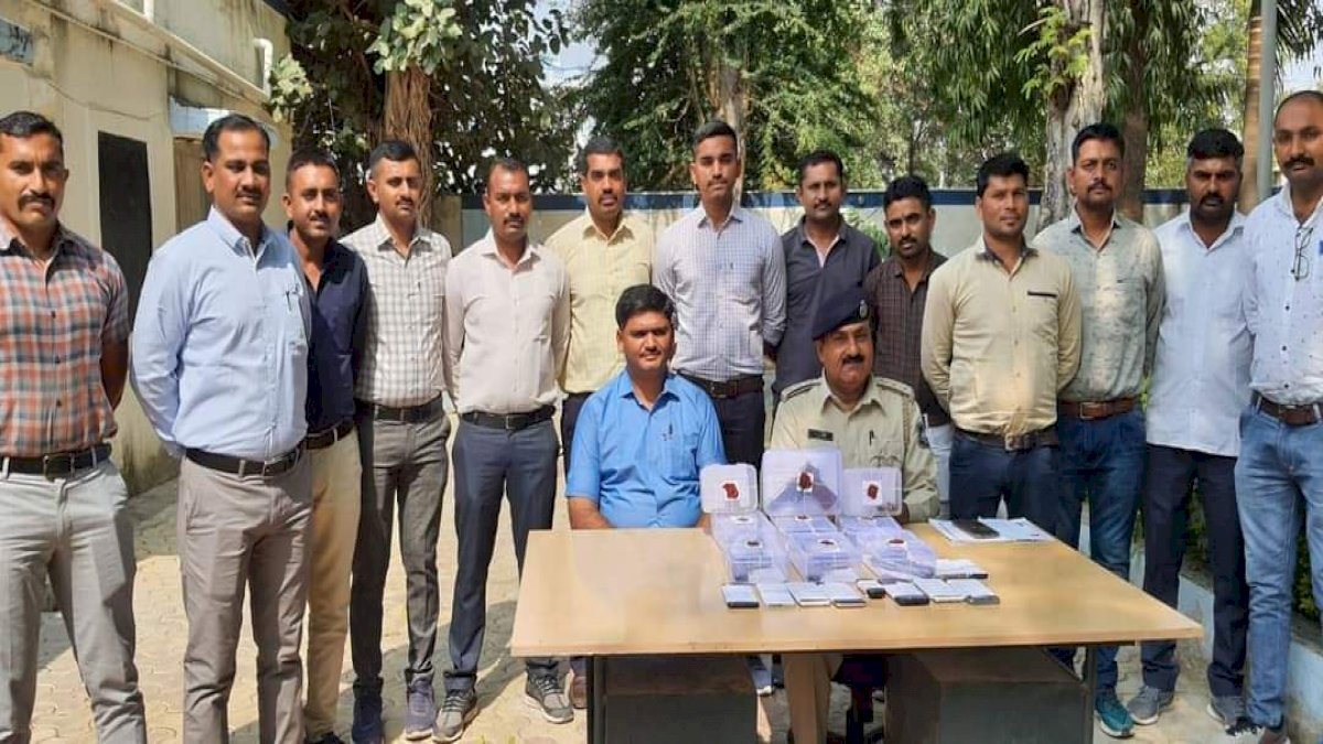 मध्य प्रदेश से गुजरात तक अपराध करने वाले हथियार तस्कर गैंग का पर्दाफाश, 12 गिरफ्तार मध्य प्रदेश से गुजरात तक अपराध करने वाले हथियार तस्कर गैंग का पर्दाफाश, 12 गिरफ्तार
