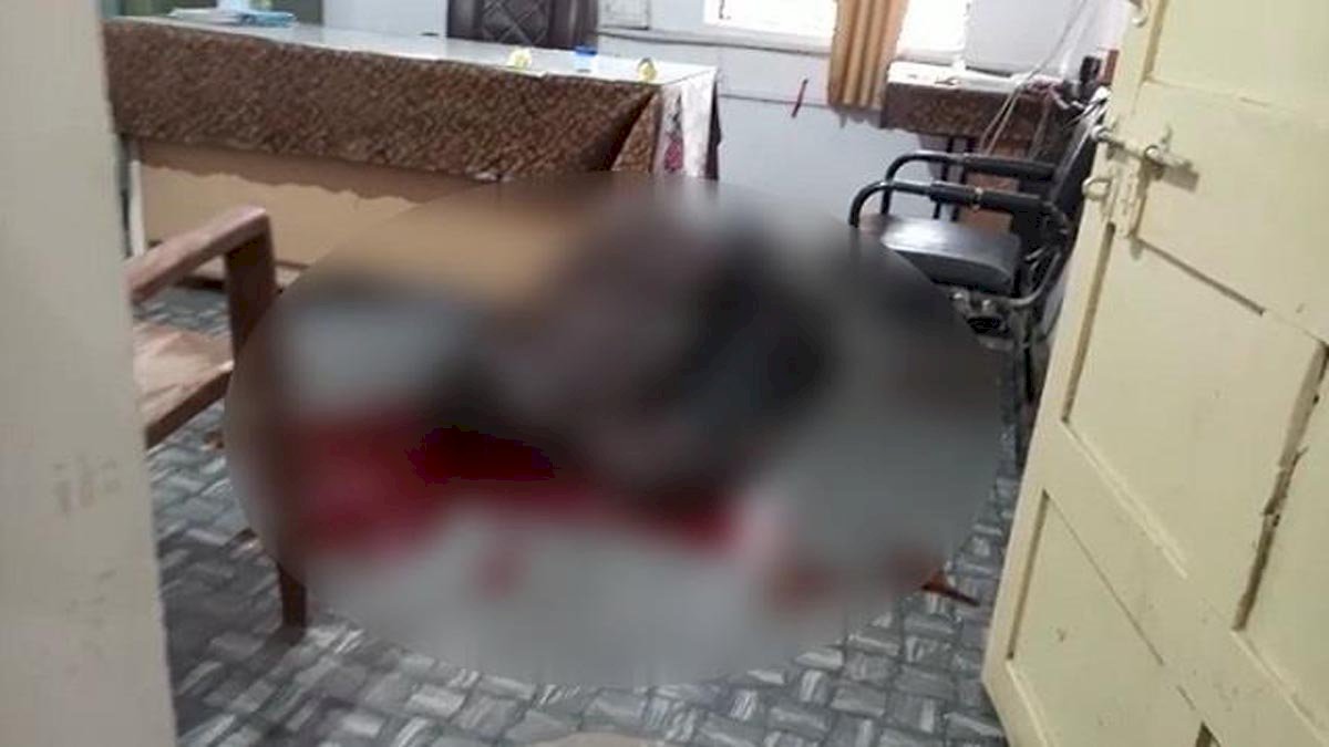 Jhabua: थाने में हेड कॉन्सटेबल ने की आत्महत्या, थाना प्रभारी के चेंबर में सर्विस रिवॉल्वर से खुद को मारी गोली Jhabua: थाने में हेड कॉन्सटेबल ने की आत्महत्या, थाना प्रभारी के चेंबर में सर्विस रिवॉल्वर से खुद को मारी गोली