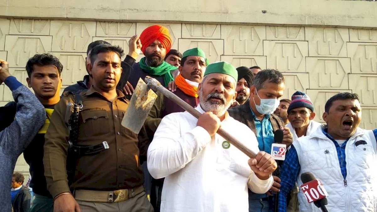 किसान नेता राकेश टिकैत की गांधीगीरी, सरकार की लगाई कीलों पर बोए फूल किसान नेता राकेश टिकैत की गांधीगीरी, सरकार की लगाई कीलों पर बोए फूल
