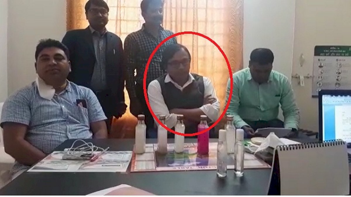 पन्ना में जिला अस्पताल का डॉक्टर रिश्वत लेते गिफ्तार, लोकायुक्त पुलिस की कार्रवाई पन्ना में जिला अस्पताल का डॉक्टर रिश्वत लेते गिफ्तार, लोकायुक्त पुलिस की कार्रवाई