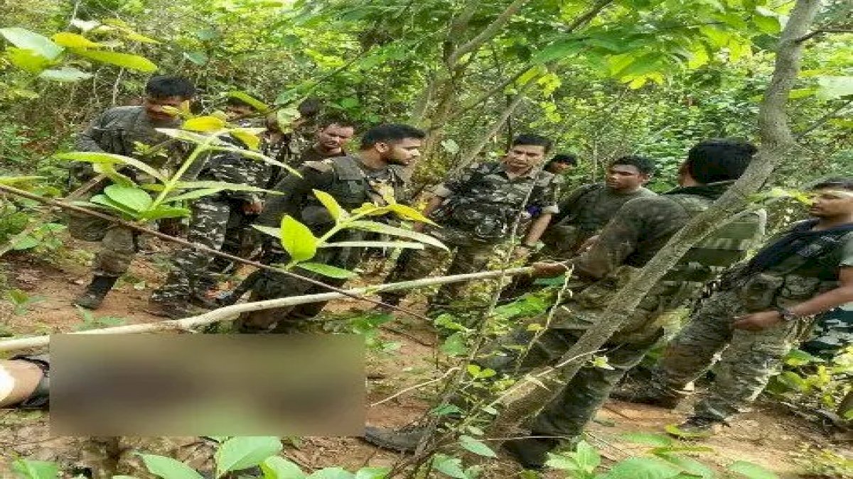 Chhattisgarh: दंतेवाड़ा के सूरनार में मुठभेड़, इनामी नक्सली को मारने का पुलिस का दावा Chhattisgarh: दंतेवाड़ा के सूरनार में मुठभेड़, इनामी नक्सली को मारने का पुलिस का दावा