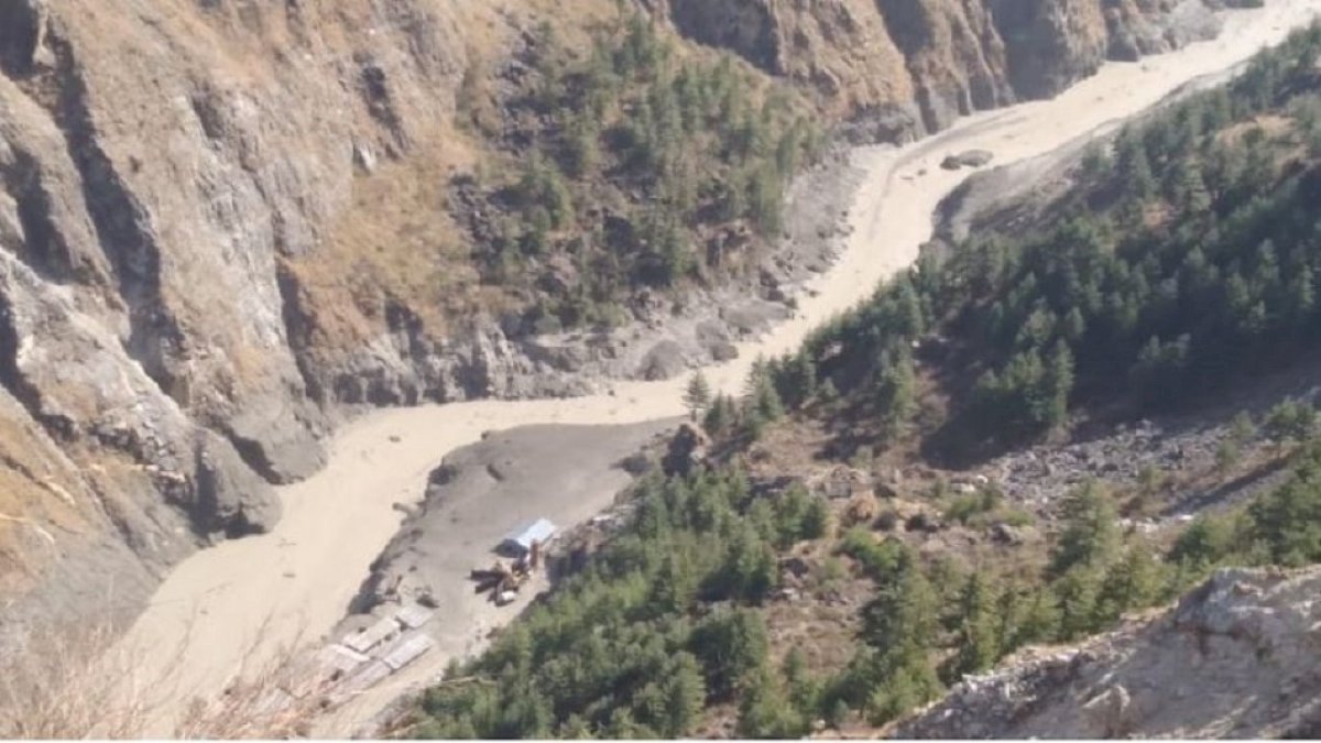 उत्तराखंड हादसे में अब तक 10 शव निकाले गए, 100 से ज़्यादा लापता, तपोवन टनल से 16 लोग बचाए गए उत्तराखंड हादसे में अब तक 10 शव निकाले गए, 100 से ज़्यादा लापता, तपोवन टनल से 16 लोग बचाए गए