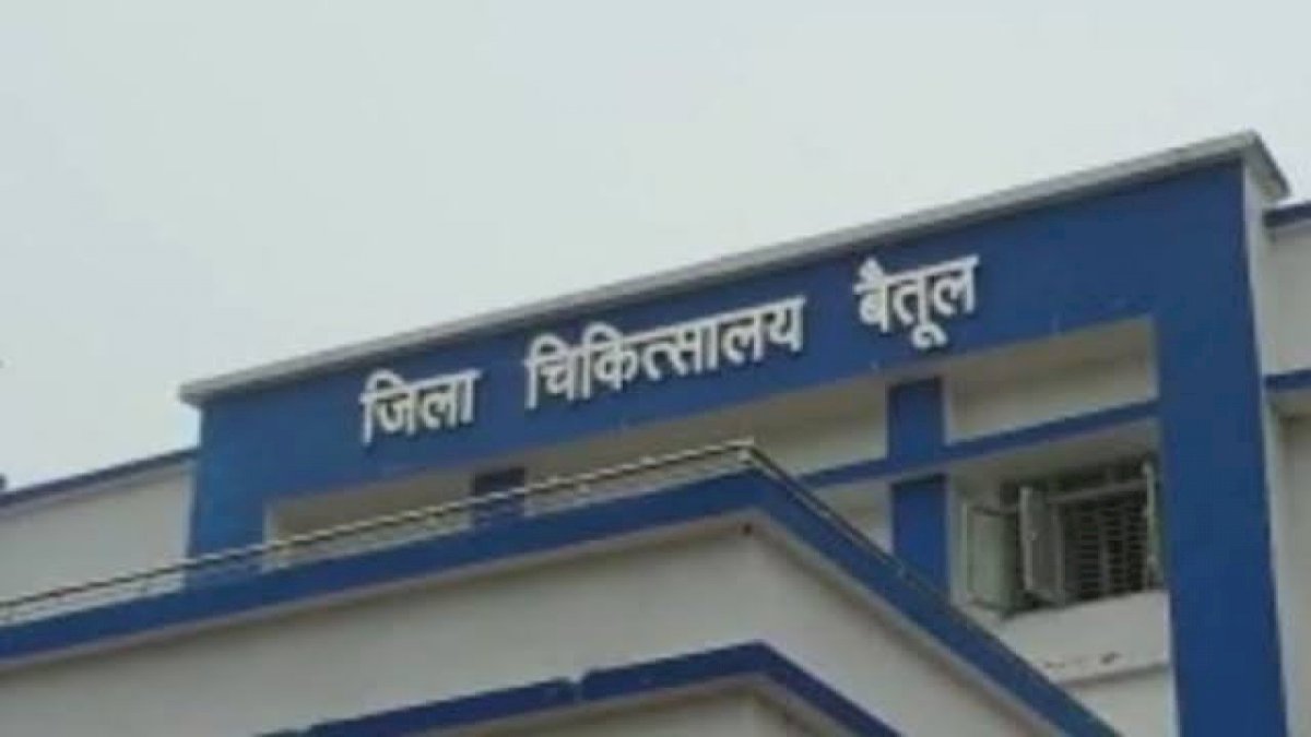 बैतूल ज़िला अस्पताल में ही दफनाए जा रहे नवजात बच्चों के शव, अस्पताल परिसर में जगह जगह खुदे गड्ढे बैतूल ज़िला अस्पताल में ही दफनाए जा रहे नवजात बच्चों के शव, अस्पताल परिसर में जगह जगह खुदे गड्ढे