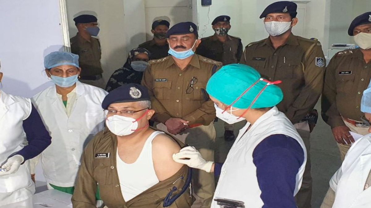 टीकारण अभियान का दूसरा दौर शुरू, भोपाल में कमिश्नर, कलेक्टर, ADG और DIG ने लगवाई वैक्सीन टीकारण अभियान का दूसरा दौर शुरू, भोपाल में कमिश्नर, कलेक्टर, ADG और DIG ने लगवाई वैक्सीन