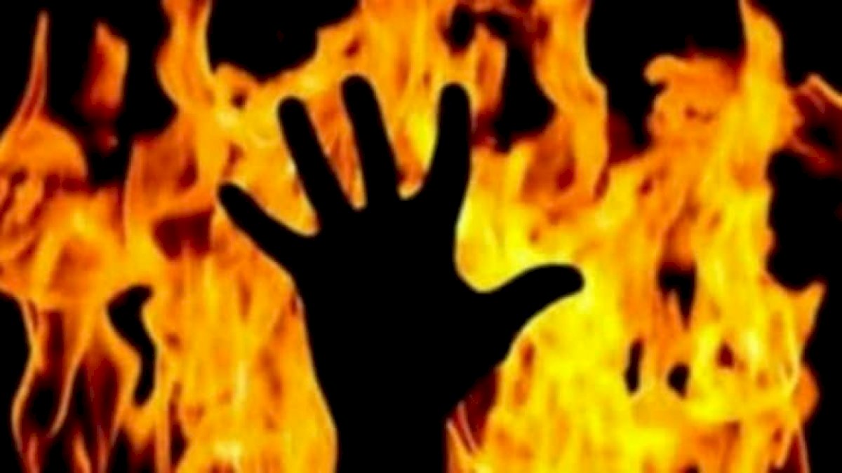 युवती को ज़िंदा जलाने वाले की ख़ुद उसी आग में जलकर मौत, लड़की की हालत भी नाज़ुक युवती को ज़िंदा जलाने वाले की ख़ुद उसी आग में जलकर मौत, लड़की की हालत भी नाज़ुक