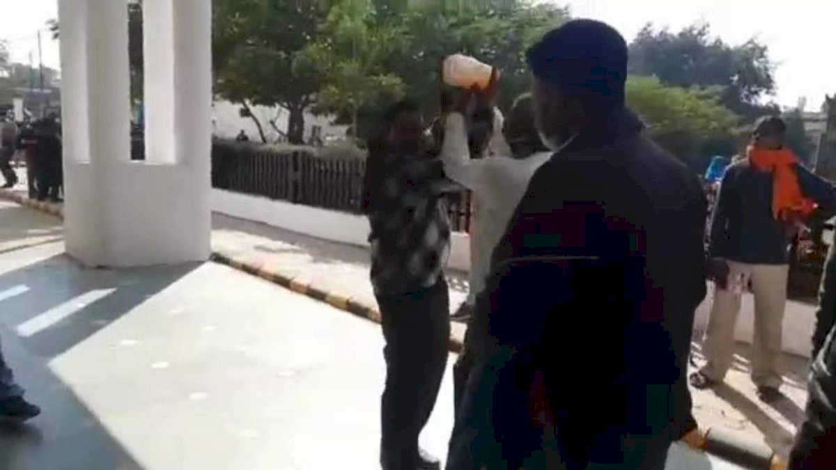 रीवा में रिटायर्ड सैनिक ने की आत्मदाह की कोशिश, ज़मीन पर अवैध क़ब्ज़े से हुए हताश रीवा में रिटायर्ड सैनिक ने की आत्मदाह की कोशिश, ज़मीन पर अवैध क़ब्ज़े से हुए हताश