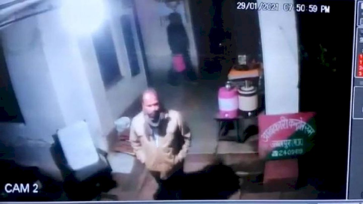 जबलपुर में आबकारी विभाग के 4 पुलिसकर्मियों पर शराब चोरी का मामला दर्ज, जल्द होगी गिरफ्तारी जबलपुर में आबकारी विभाग के 4 पुलिसकर्मियों पर शराब चोरी का मामला दर्ज, जल्द होगी गिरफ्तारी
