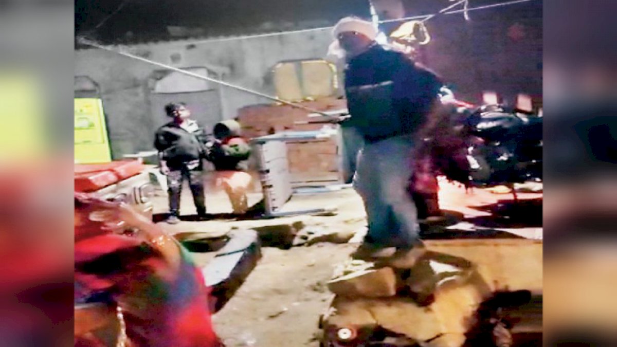 रेत माफिया ने खनिज अधिकारी पर रॉड से किया हमला, छुड़ा ले गए ट्रॉली रेत माफिया ने खनिज अधिकारी पर रॉड से किया हमला, छुड़ा ले गए ट्रॉली