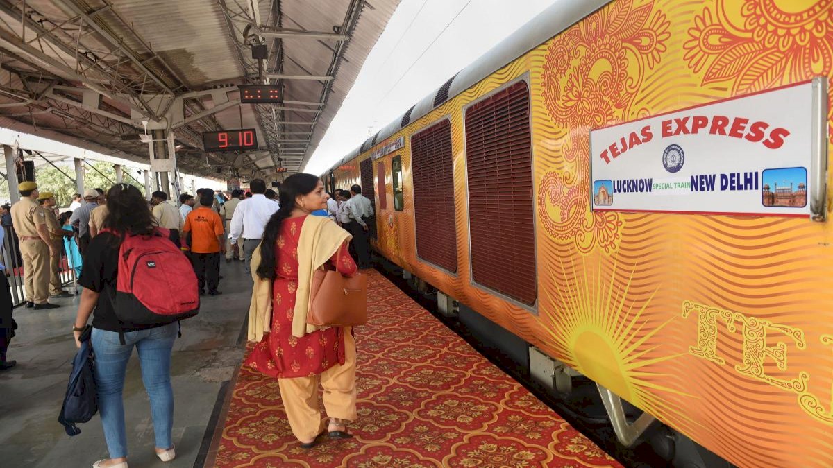 वैलेंटाइन्स डे पर कैसे मिला तेज़स एक्सप्रेस से मुफ़्त यात्रा का ऑफ़र, जानिए क्या है पूरा मामला वैलेंटाइन्स डे पर कैसे मिला तेज़स एक्सप्रेस से मुफ़्त यात्रा का ऑफ़र, जानिए क्या है पूरा मामला