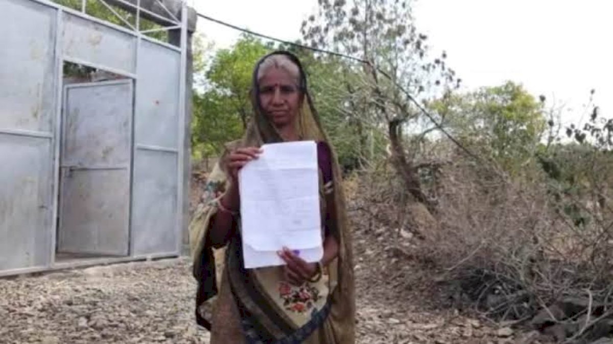 महिला की महामहिम से गुहार, गांव की खेत पर जाने के लिए दें हेलिकॉप्टर, दबंगों ने खेत में खोद दी खाई महिला की महामहिम से गुहार, गांव की खेत पर जाने के लिए दें हेलिकॉप्टर, दबंगों ने खेत में खोद दी खाई