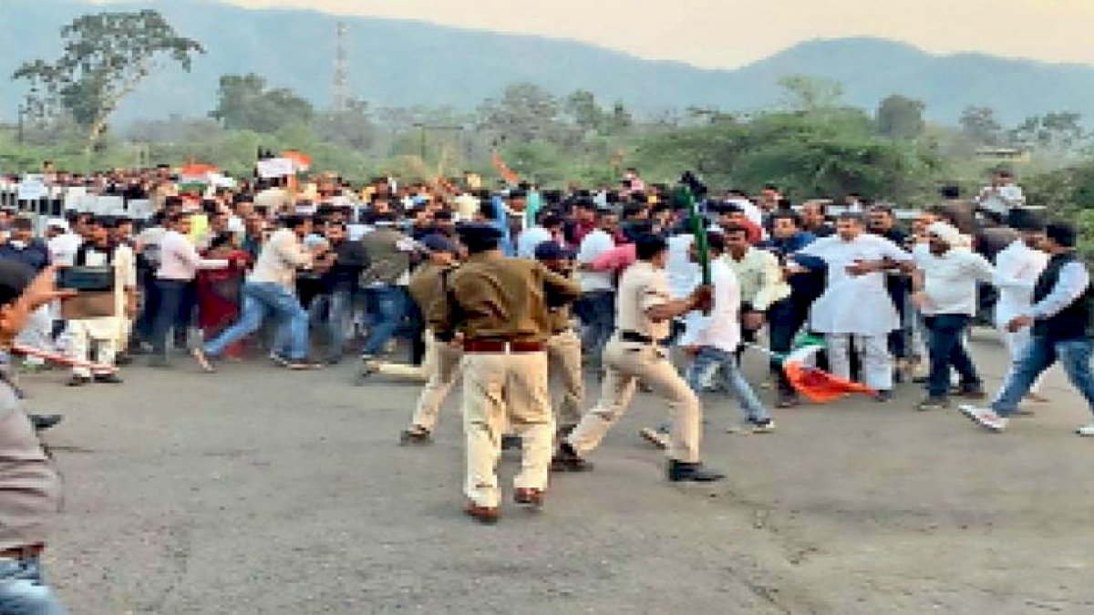 बैतूल: कंगना की शूटिंग का कांग्रेस ने किया विरोध, पुलिस ने बरसाई लाठियां, कई घायल बैतूल: कंगना की शूटिंग का कांग्रेस ने किया विरोध, पुलिस ने बरसाई लाठियां, कई घायल