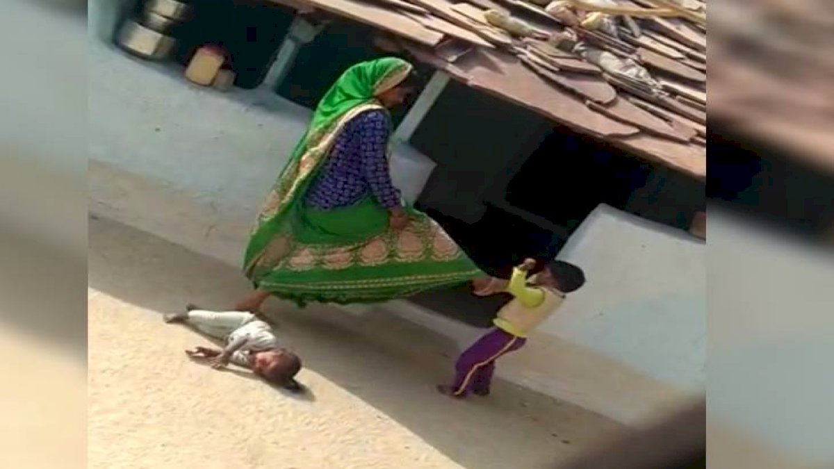 माँ ने की मासूम बेटी को पैरों से कुचलने की कोशिश, चुपचाप वीडियो बनाता रहा पिता माँ ने की मासूम बेटी को पैरों से कुचलने की कोशिश, चुपचाप वीडियो बनाता रहा पिता