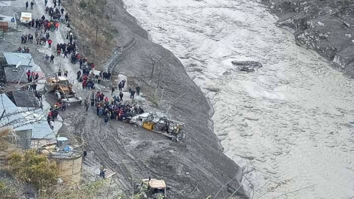 तपोवन सुरंग से 5 और शव बरामद, 43 लोगों की मौत की पुष्टि तपोवन सुरंग से 5 और शव बरामद, 43 लोगों की मौत की पुष्टि