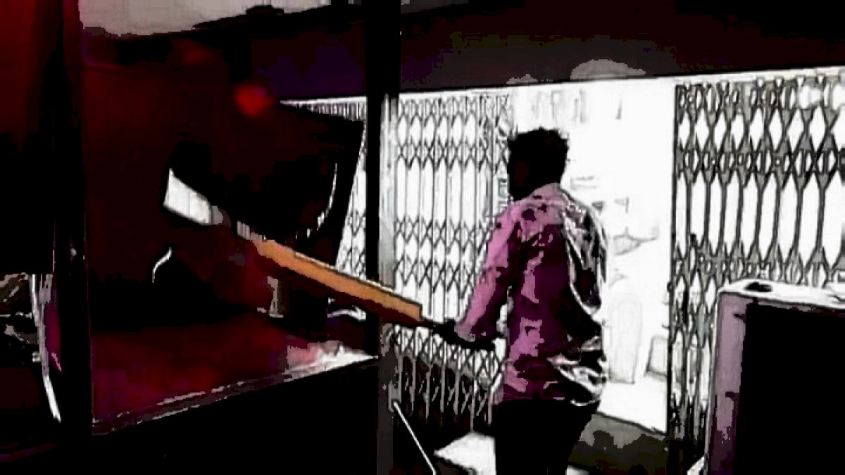 भोपाल में वैलेंटाइन्स डे पर कई रेस्टोरेंट्स में तोड़फोड़, बीजेपी के पूर्व विधायक समेत 17 गिरफ्तार भोपाल में वैलेंटाइन्स डे पर कई रेस्टोरेंट्स में तोड़फोड़, बीजेपी के पूर्व विधायक समेत 17 गिरफ्तार
