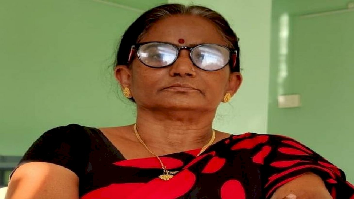 बच्चों को धूप से बचाने के लिए टीचर ने खर्च की सारी जमापूंजी, स्कूल में बनवाया भोजन कक्ष बच्चों को धूप से बचाने के लिए टीचर ने खर्च की सारी जमापूंजी, स्कूल में बनवाया भोजन कक्ष