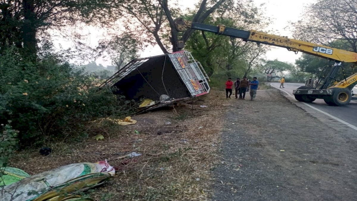महाराष्ट्र के जलगांव में भीषण सड़क हादसा, ट्रक पलटने से दो बच्चों समेत 16 लोगों की मौत महाराष्ट्र के जलगांव में भीषण सड़क हादसा, ट्रक पलटने से दो बच्चों समेत 16 लोगों की मौत