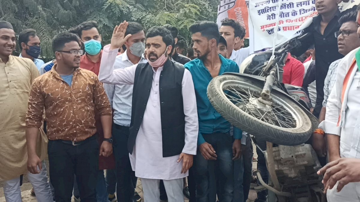 भोपाल में मोटरसाइकिल की शवयात्रा, बढ़ती महंगाई के खिलाफ युवा कांग्रेस का प्रदर्शन भोपाल में मोटरसाइकिल की शवयात्रा, बढ़ती महंगाई के खिलाफ युवा कांग्रेस का प्रदर्शन
