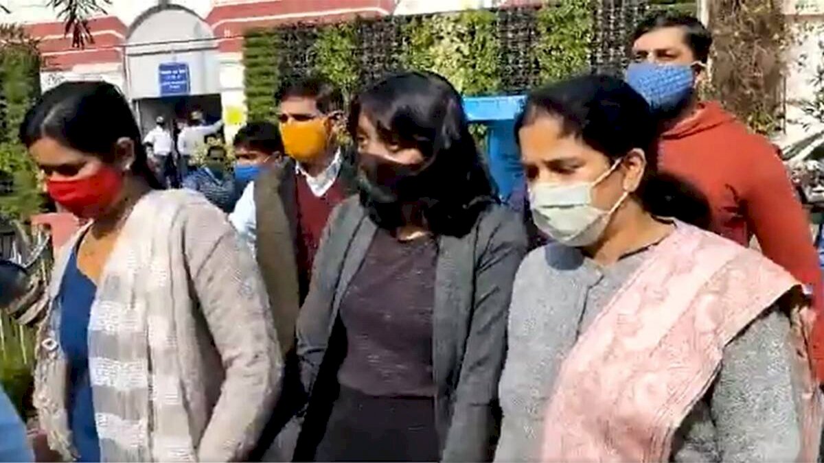 दिशा की गिरफ़्तारी और रिमांड में क़ानूनी प्रक्रियाओं की अनदेखी का आरोप, कई हस्तियों ने उठाए सवाल दिशा की गिरफ़्तारी और रिमांड में क़ानूनी प्रक्रियाओं की अनदेखी का आरोप, कई हस्तियों ने उठाए सवाल