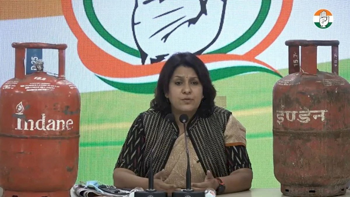 LPG के बढ़ते दामों पर कांग्रेस का हल्ला बोल, सिलिंडर के साथ प्रेस कॉन्फ्रेंस में पहुंचीं सुप्रिया श्रीनेत LPG के बढ़ते दामों पर कांग्रेस का हल्ला बोल, सिलिंडर के साथ प्रेस कॉन्फ्रेंस में पहुंचीं सुप्रिया श्रीनेत