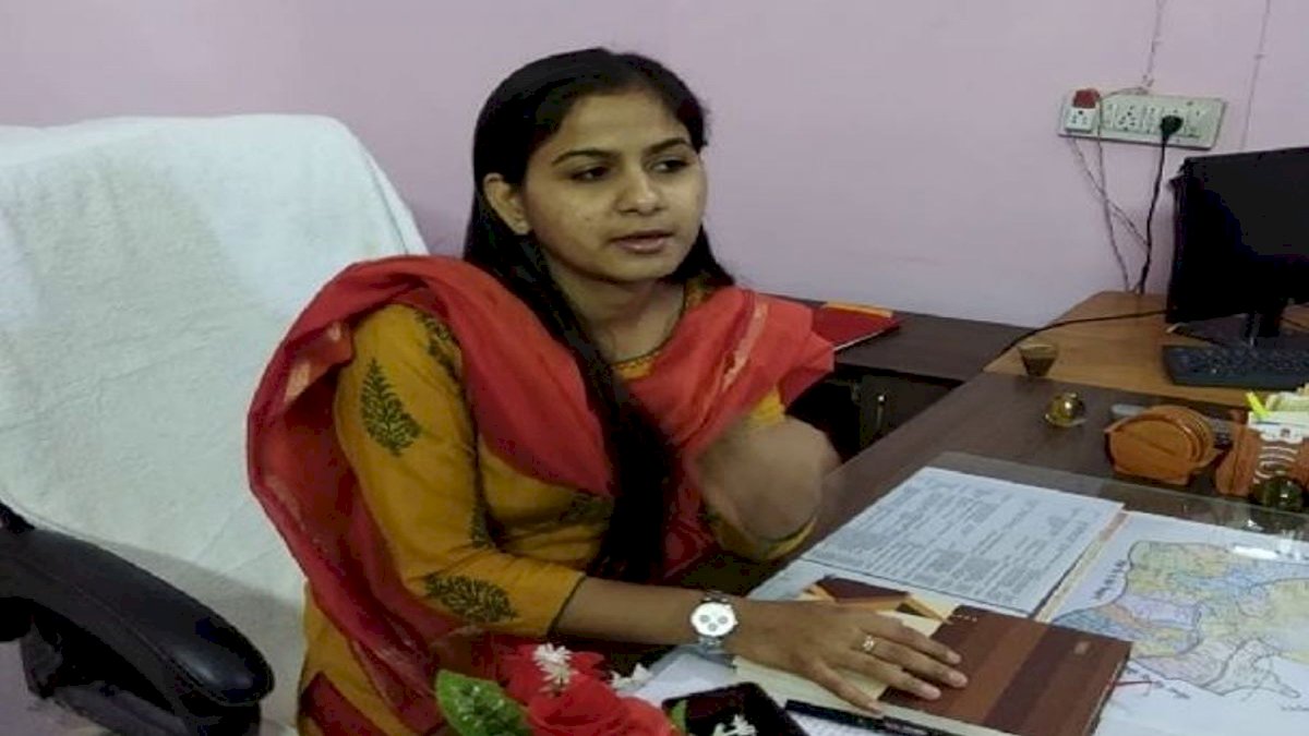 घूसखोरी की आरोपी SDM की शादी, वेडिंग कार्ड पर लिखा, इतना ही लो थाली में, व्यर्थ न जाए नाली में घूसखोरी की आरोपी SDM की शादी, वेडिंग कार्ड पर लिखा, इतना ही लो थाली में, व्यर्थ न जाए नाली में