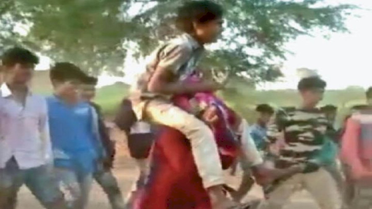 आदिवासी महिला की सरेआम पिटाई, कंधे पर लड़के को बैठाकर पत्थरों और डंडों से मारा आदिवासी महिला की सरेआम पिटाई, कंधे पर लड़के को बैठाकर पत्थरों और डंडों से मारा