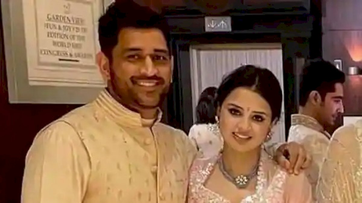 दोस्त की शादी में साक्षी और महेंद्र सिंह धोनी का दिखा निराला अंदाज दोस्त की शादी में साक्षी और महेंद्र सिंह धोनी का दिखा निराला अंदाज