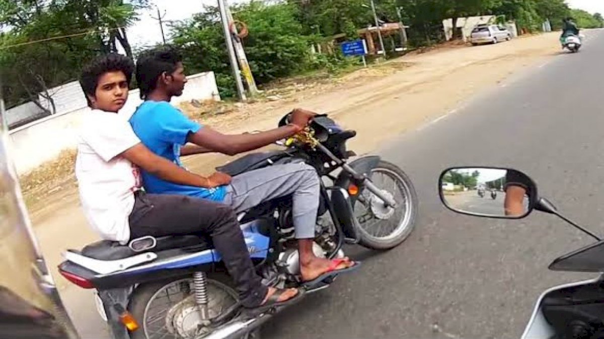 पेट्रोल की कीमतों में लगी आग, पेट्रोल-डीज़ल लेने नेपाल जा रहे हैं भारतीय नागरिक पेट्रोल की कीमतों में लगी आग, पेट्रोल-डीज़ल लेने नेपाल जा रहे हैं भारतीय नागरिक