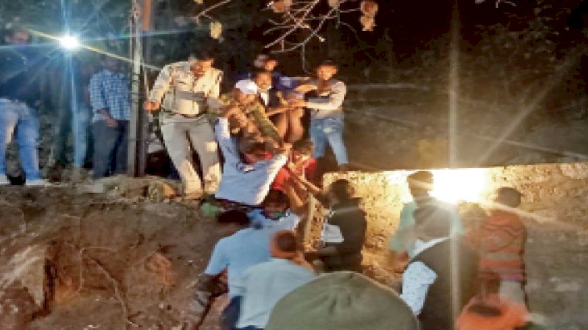 डोंगरगढ़ में मां बम्लेश्वरी मंदिर के रोपवे की ट्रॉली टूटने से हादसा, घायल कर्मचारी की अस्पताल मौत डोंगरगढ़ में मां बम्लेश्वरी मंदिर के रोपवे की ट्रॉली टूटने से हादसा, घायल कर्मचारी की अस्पताल मौत