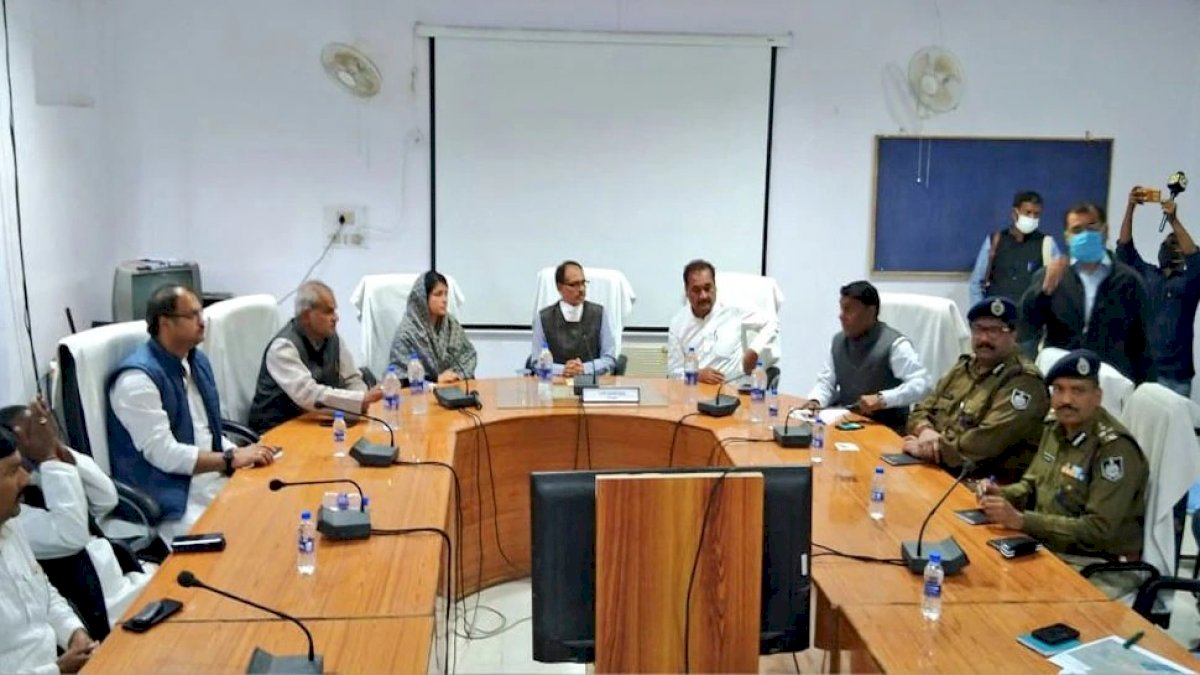 सीधी बस हादसे के 36 घंटे बाद मुख्यमंत्री ने 4 अफसरों को किया निलंबित सीधी बस हादसे के 36 घंटे बाद मुख्यमंत्री ने 4 अफसरों को किया निलंबित