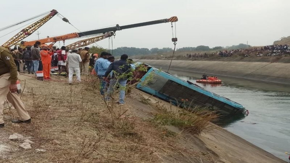 सीधी बस हादसे में दो और शव मिले, एक अब भी लापता सीधी बस हादसे में दो और शव मिले, एक अब भी लापता