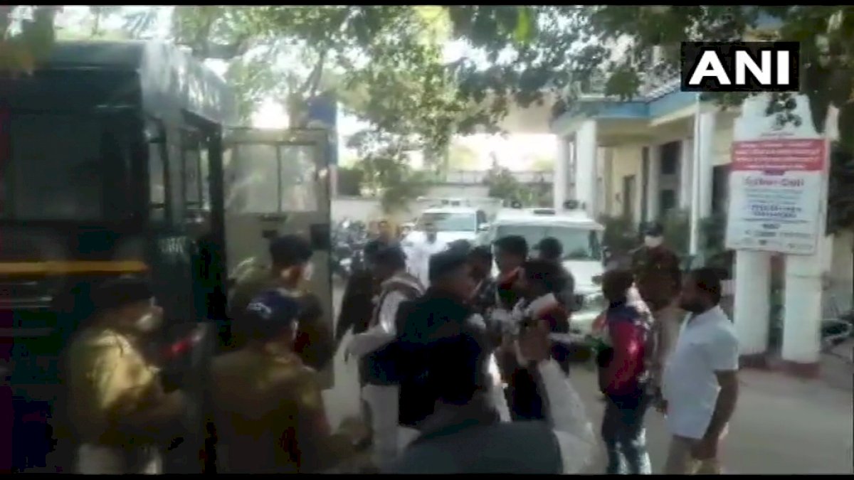 भोपाल में पूर्व मंत्री पीसी शर्मा गिरफ्तार, महंगाई के खिलाफ कर रहे थे प्रदर्शन भोपाल में पूर्व मंत्री पीसी शर्मा गिरफ्तार, महंगाई के खिलाफ कर रहे थे प्रदर्शन