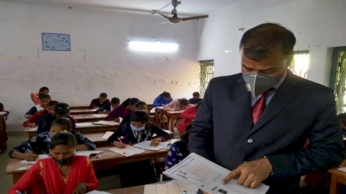 बिहार बोर्ड: एग्जाम से पहले वायरल हुआ पेपर, बोर्ड ने रद्द की परीक्षा, तीन बैंककर्मी गिरफ्तार बिहार बोर्ड: एग्जाम से पहले वायरल हुआ पेपर, बोर्ड ने रद्द की परीक्षा, तीन बैंककर्मी गिरफ्तार